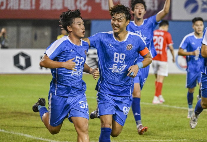9月28日，李悦宁（左）在对阵湘潭队进球后，与队友一起庆祝。长沙晚报全媒体记者 王志伟 余劭劼 摄