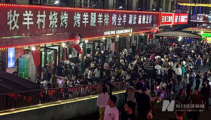 淄博网红烧烤店依旧人头攒动 