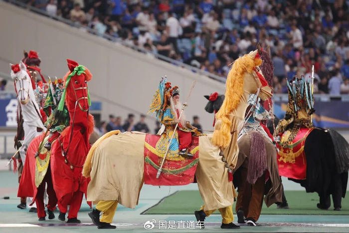 ?图为在“苏超”1/4决赛的首场比赛间隙进行的东坝大马灯表演。 中新社记者 泱波 摄