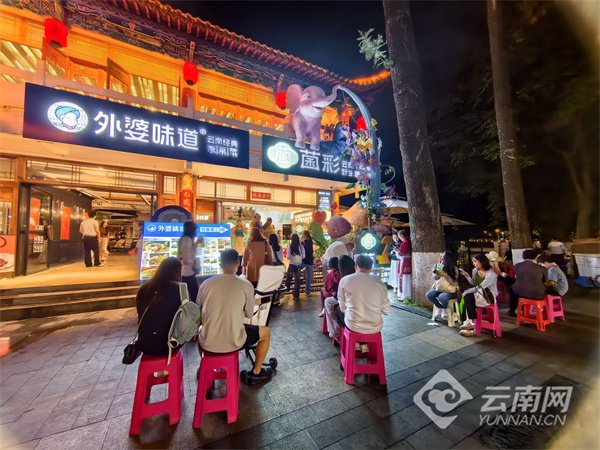 菌子火锅店一位难求 期俊军 摄