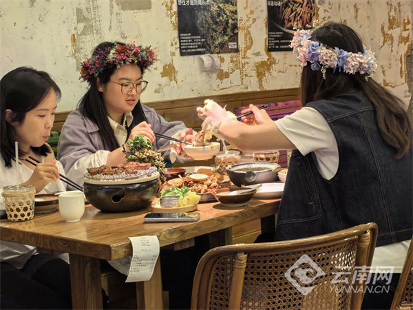 传统滇菜深受游客喜爱 期俊军 摄