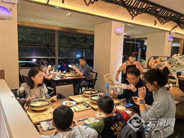 过桥米线店成为热门打卡点 期俊军 摄