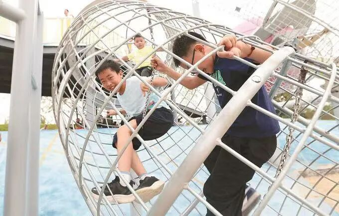 10月4日，仪征枣林湾红山体育乐园，各类趣味运动项目让小朋友在绿野间释放活力。 赵红伟 刘在香 摄 （视觉江苏网供图）