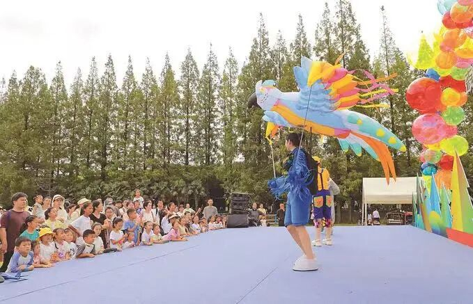 10月4日，众多游客走进东台黄海国家森林公园，观看精彩演出，欣赏生态美景。 练益华 摄 （视觉江苏网供图）