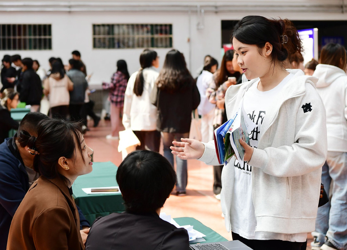 實(shí)施就業(yè)優(yōu)先戰(zhàn)略