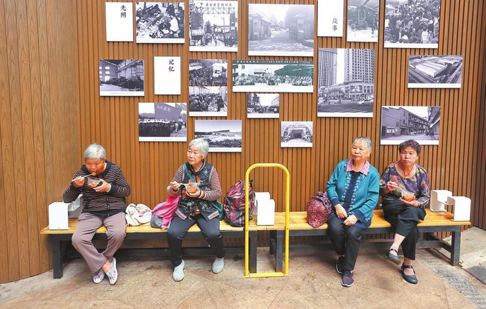 五里多农博广场内，老人们在楼梯转角空间休息，这里全部配备带扶手的座椅。陈飞 摄