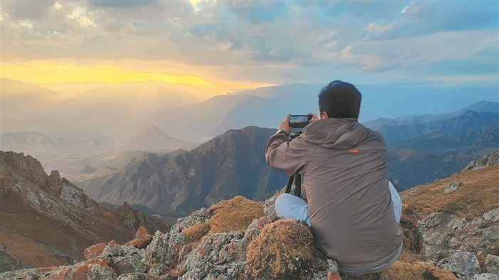 游客在伦布夏果景区欣赏祁连秋景。杨春丽 摄