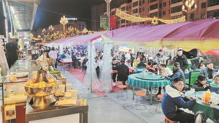 美食街上游客满满。  杨春丽 摄
