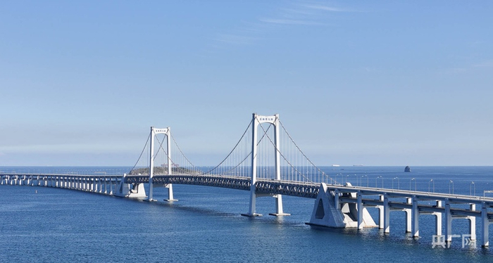 广阔的海面与雄伟的跨海大桥交相辉映（央广网发 苗广旭 摄）
