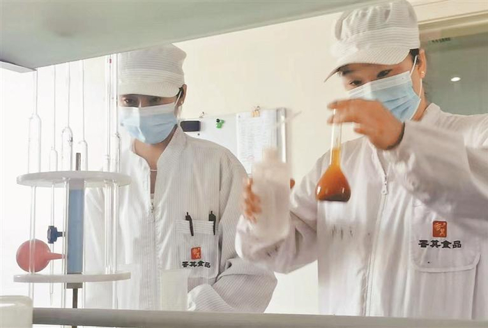     技术人员做实验。