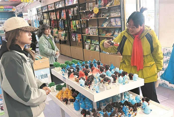 游客在茶卡文创旗舰店挑选产品。袁波 供图