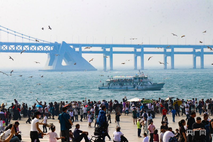 国庆中秋“双节”假期，星海广场人气爆棚（央广网记者 刘培俊 摄）