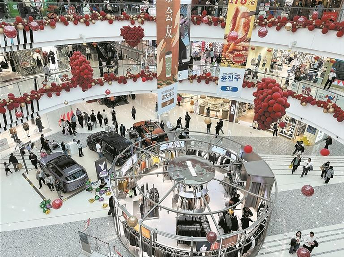     国庆中秋假期，商场内车展区域热闹非凡。本报记者 肉旦尖措 摄