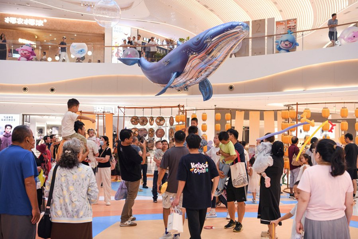 上海蓝鲸世界购物中心内市民游客众多。沈思怡 摄