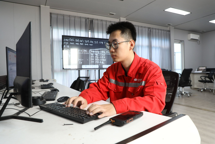 图为李佳树在监测无人矿卡运行状态