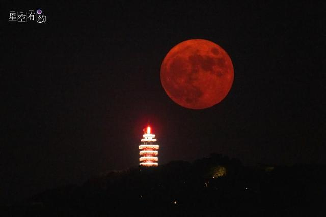 2022年9月10日，在重庆渝中区拍摄的中秋月。（戴建峰 摄）
