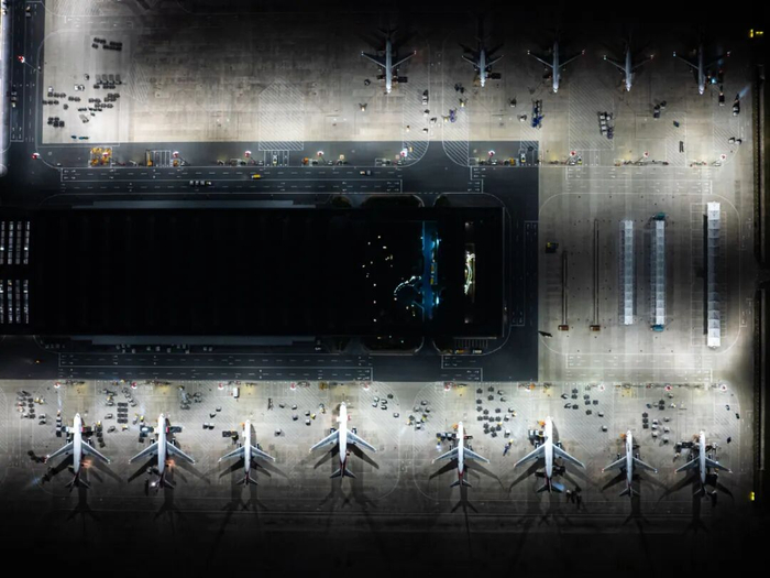 子夜时分，花湖机场灯火通明。新华社记者肖艺九 摄