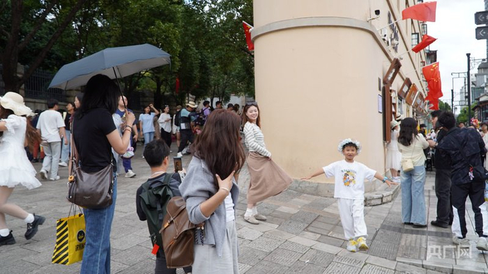 对月楼前拍照的游客（央广网记者 魏文青 摄）