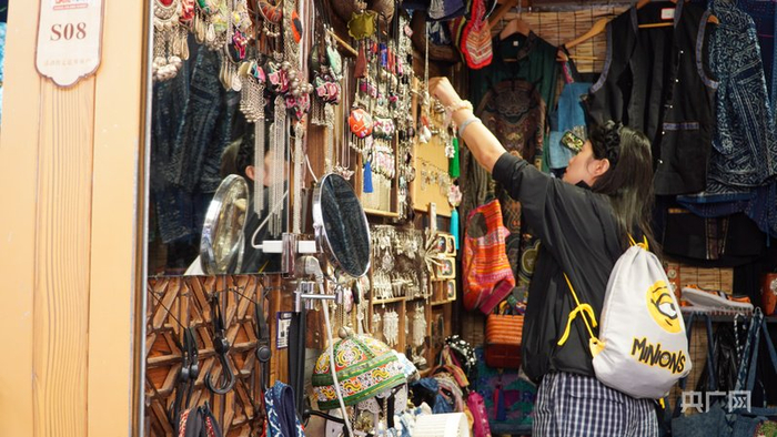 游客挑选民族饰品（央广网记者 魏文青 摄）