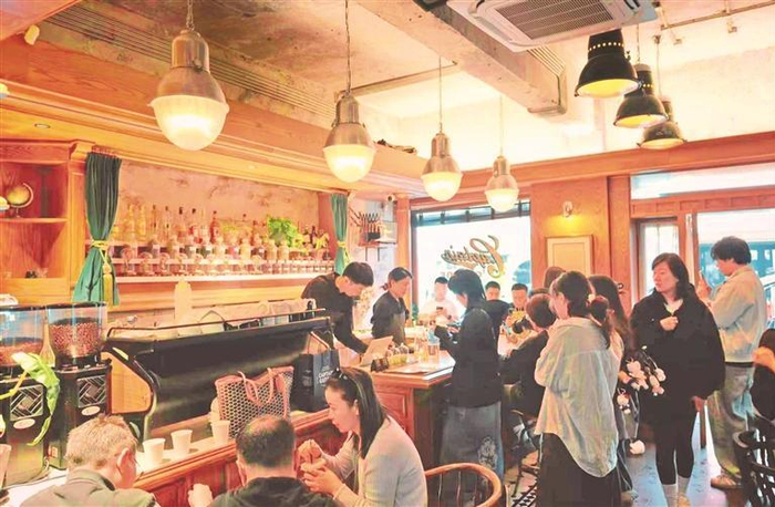 咖啡店里大家都默契地维系不紧不慢的秩序感。（受访者供图）