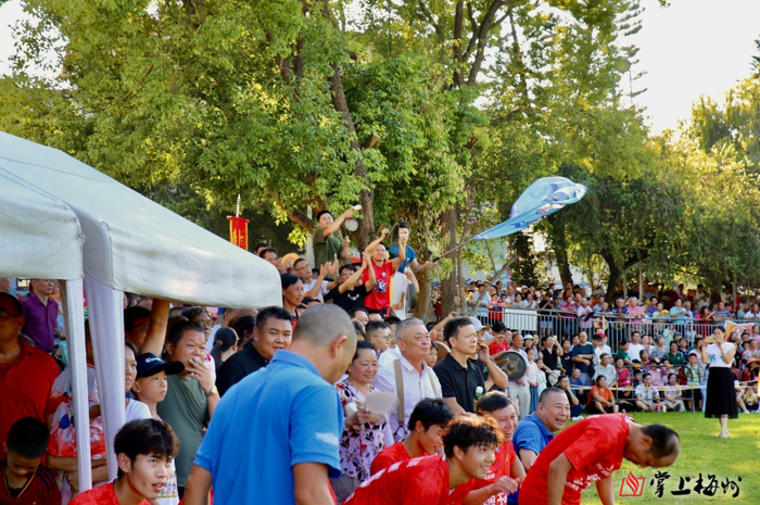 国庆假期，五华“县超”半决赛打响，吸引众多市民游客观赛。（周扬 摄）
