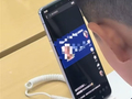 手机店内小孩哥用通缉令上证件号认证游戏 官方提醒：不要效仿 可能会被拘留