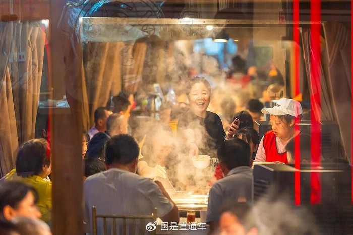 如今，成都的火锅店随处可见，无论是街头巷尾的街边小馆，还是装修精致的连锁品牌，总能让你找到自己喜欢的那一口。