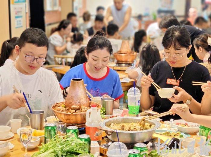 8月13日，沧州市民在0317火锅鸡正达店就餐。河北日报记者董昌摄
