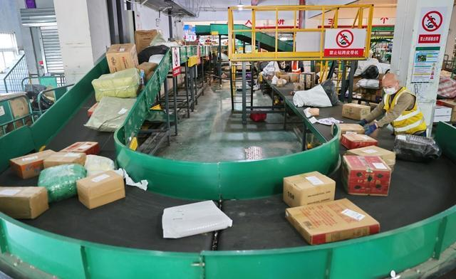 去年 “双11” ，物流企业腾仓扩容、增强运力，迎接购物高峰。 新华社发（曹建雄摄）
