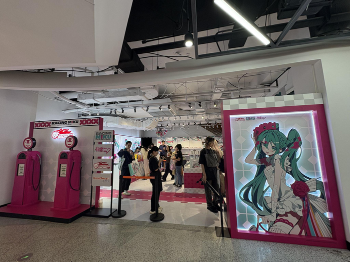 图为杨浦区百联ZX造趣场B1层的Racing Miku主题展（杨溢仁摄）