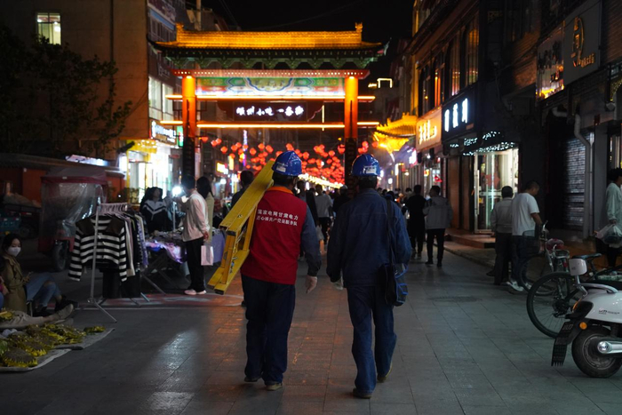 電力工人巡檢線路（岷縣融媒體中心供圖）