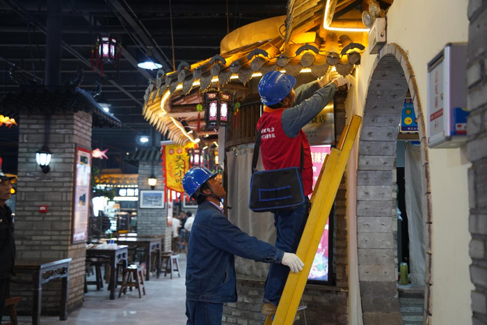 電力工人巡檢線路（岷縣融媒體中心供圖）