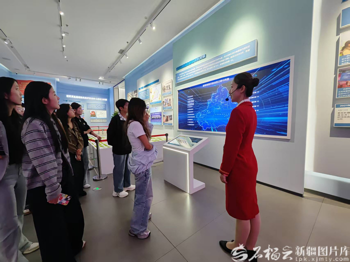 　　9月28日，在新疆维吾尔自治区成立70周年主题成就展上，参观者聆听新疆口岸介绍。天山网-新疆日报记者 陈蔷薇摄