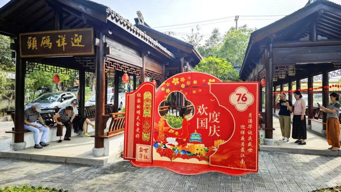 图为金泽古镇国庆假期内景。（受访者供图）