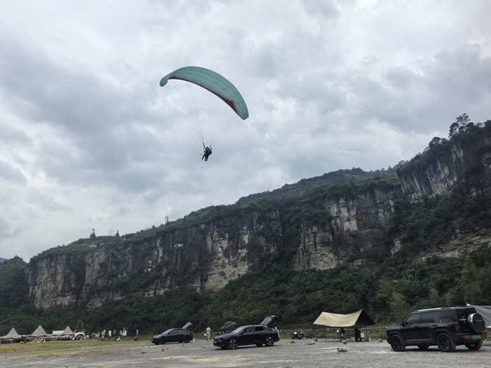 ▲10月4日，南川区头渡镇金山湖畔露营基地，市民游客体验滑翔伞。记者 邱小雅 摄