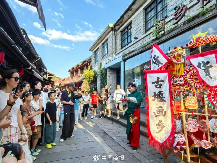 △十一期间，浙江丽水古堰画乡旅游度假区内，民俗文化表演者正在为游客表演节目。（中国商报记者 赵熠如/摄）