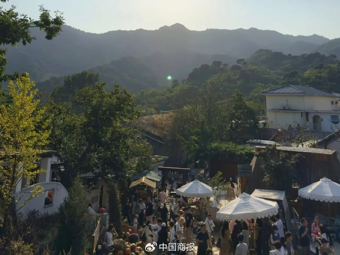 △咖啡、烧烤、观景、捡板栗……游客们在北京怀柔解锁多样玩法，度过一段热闹又温馨的假期时光。（中国商报记者 唐砚/摄）