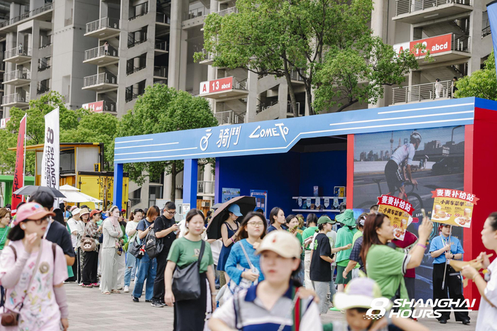 (图为观众在上海8小时耐力赛现场,受访者供图)