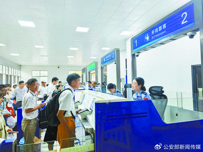 近日，瑞丽出入境边防检查站民警查验旅客证件。黑亚楠摄