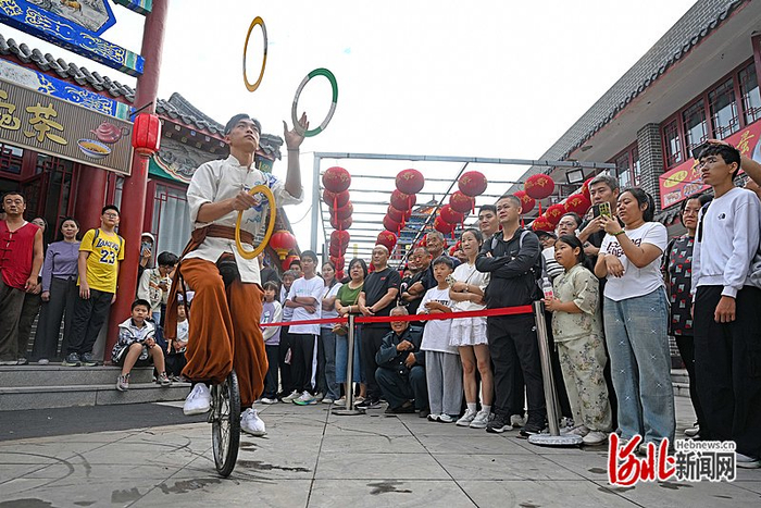 10月2日，吴桥杂技大世界景区举行九月庙会活动，杂技绝活、非遗展演轮番上演。 河北日报记者 张 昊摄