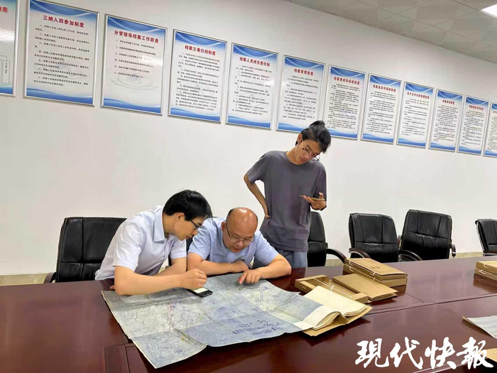 代小平（左一）与团队研究地形