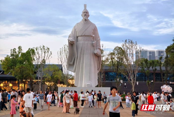 天问岛上人潮涌动。