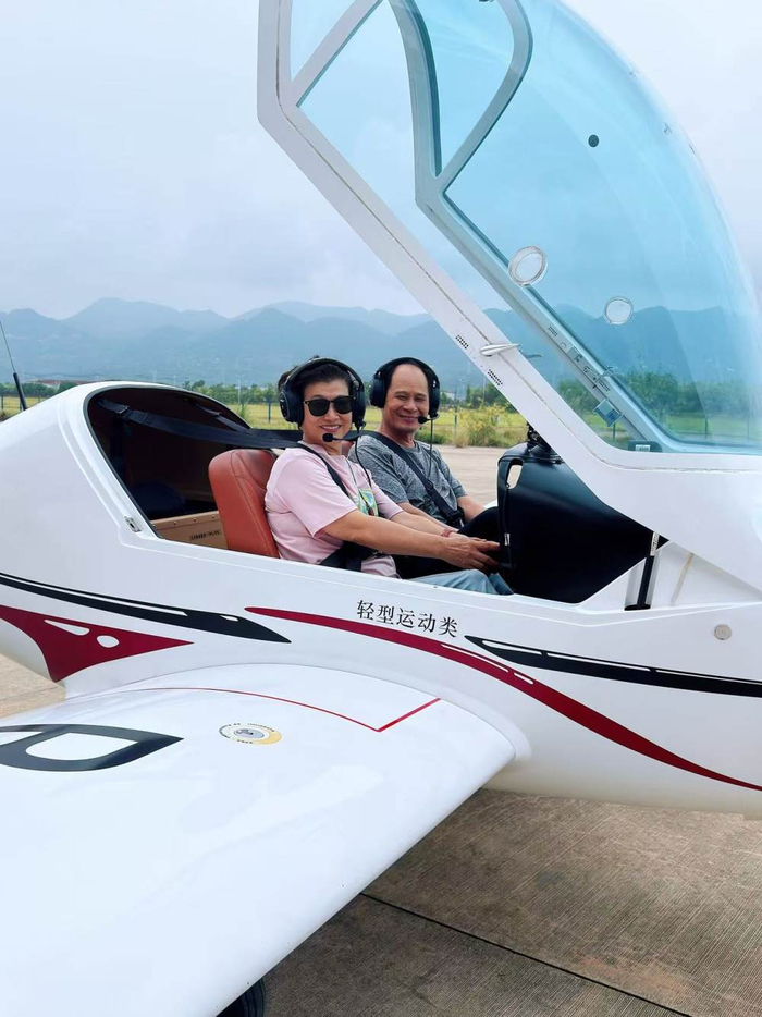 ▲位于两江新区的重庆龙兴通用机场内，市民游客在进行低空飞行体验。（受访者供图）