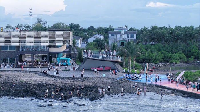 游客在海南儋州神冲滨海旅游度假区游玩。度假区供图