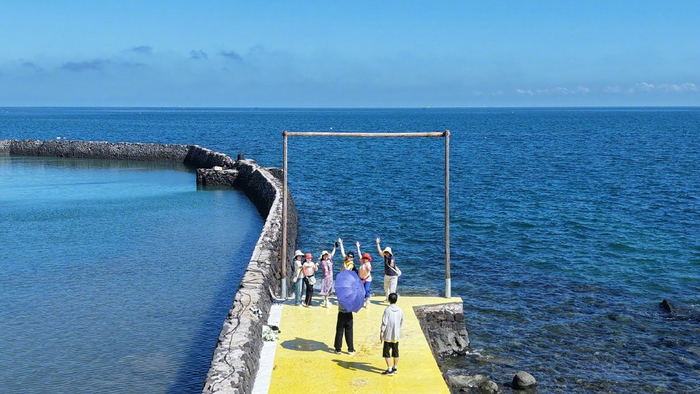 游客在海南儋州神冲滨海旅游度假区游玩。度假区供图