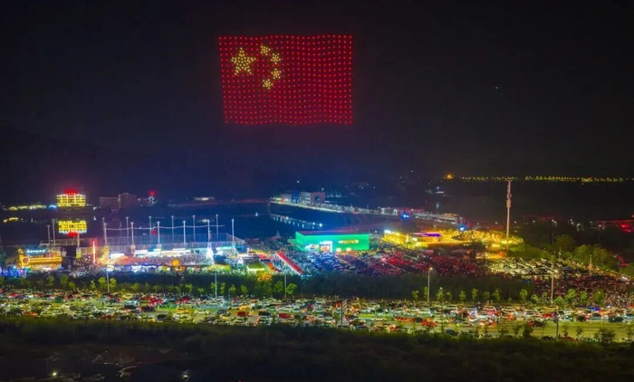 国庆首夜，孟洲坝夜市500架无人机炫技星河，数万名市民驻足观赏。李宇强 摄