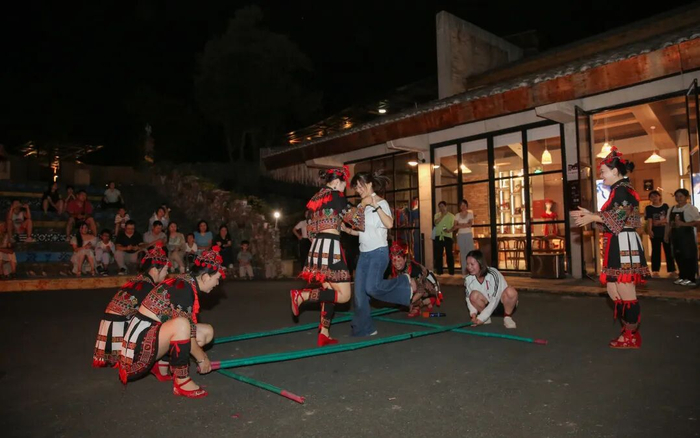 乳源瑶客共生广场民宿内，游客正在参与瑶族文化体验。