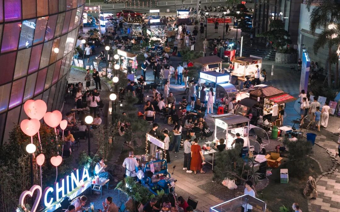 君临新天地夜市。