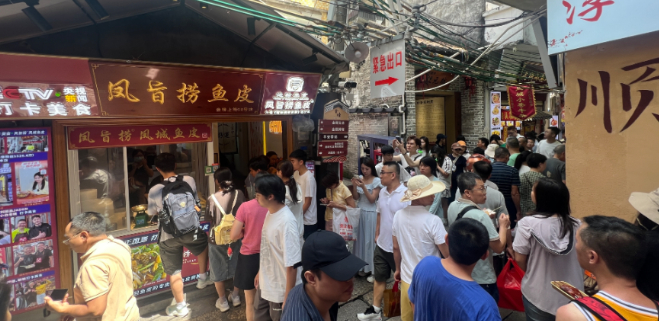 8日上午，顺德大良的凤庭酒家门外等候叫号的食客依旧排起长龙。