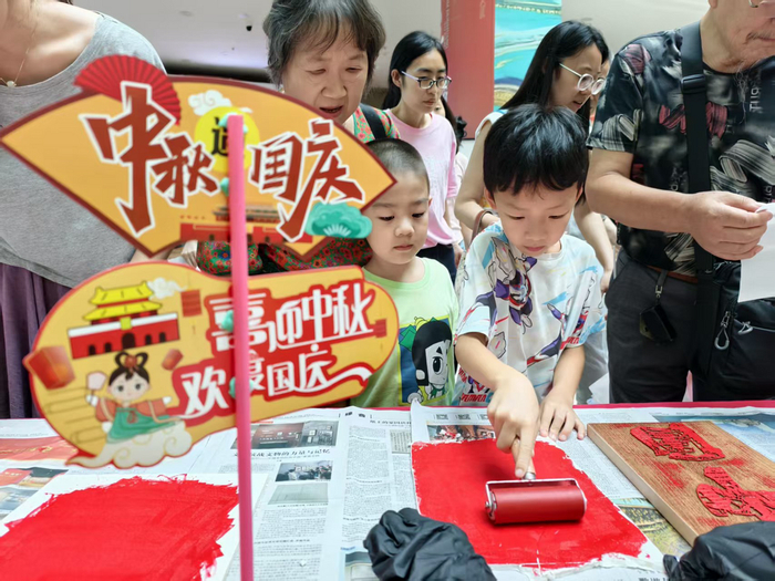重庆中国三峡博物馆开展的木板拓印非遗体验活动。博物馆供图